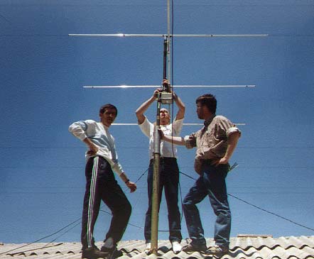 Omari, Willem, and Kees setting up the 6m beam