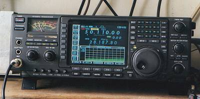 The IC756PRO set up in Brian�s shack.  The �grass� on the spectrum display is someone a couple of gardens away using a clapped out old strimmer!